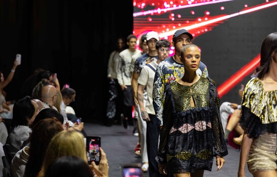 Custo Barcelona ilumina Casa de Campo Fashion Week con una explosi&oacute;n de color y energ&iacute;a urbana