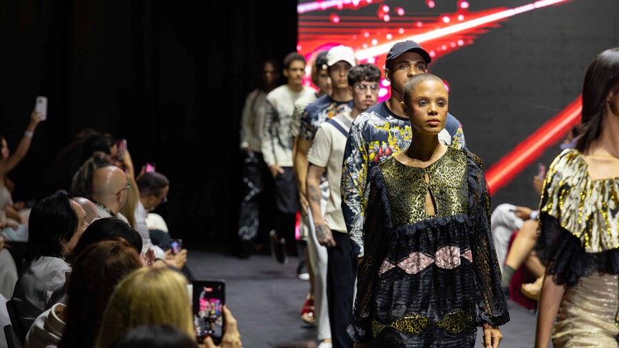 Custo Barcelona ilumina Casa de Campo Fashion Week con una explosión de color y energía urbana