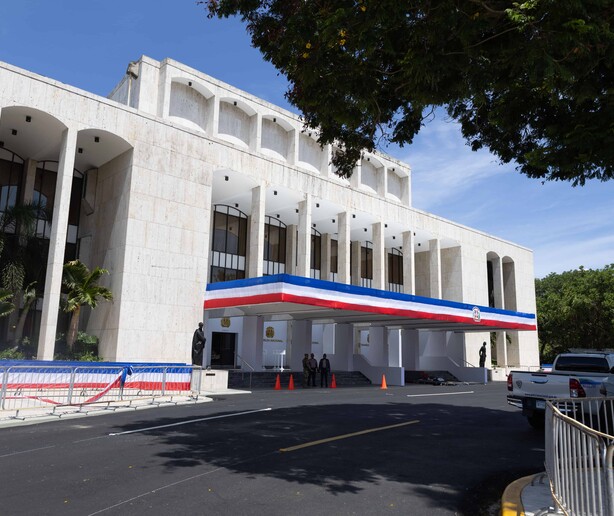 &iquest;Deben los teatros albergar velatorios de artistas? Un debate que trasciende a Rep&uacute;blica Dominicana