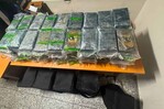 Ocupan cinco bultos llenos de paquetes de coca&iacute;na en el AILA; arrestan 11 personas
