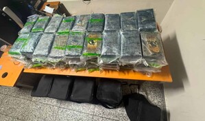 Ocupan cinco bultos llenos de paquetes de coca&iacute;na en el AILA; arrestan 11 personas