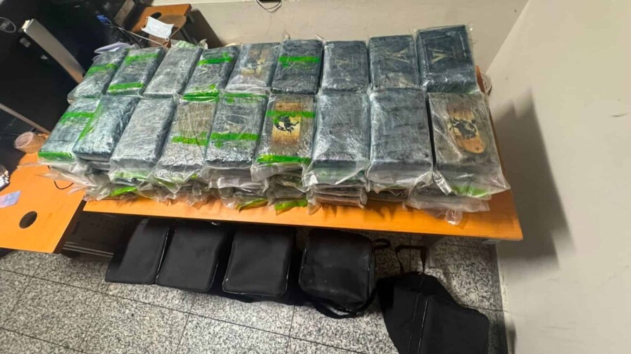 Ocupan cinco bultos llenos de paquetes de coca&iacute;na en el AILA; arrestan 11 personas