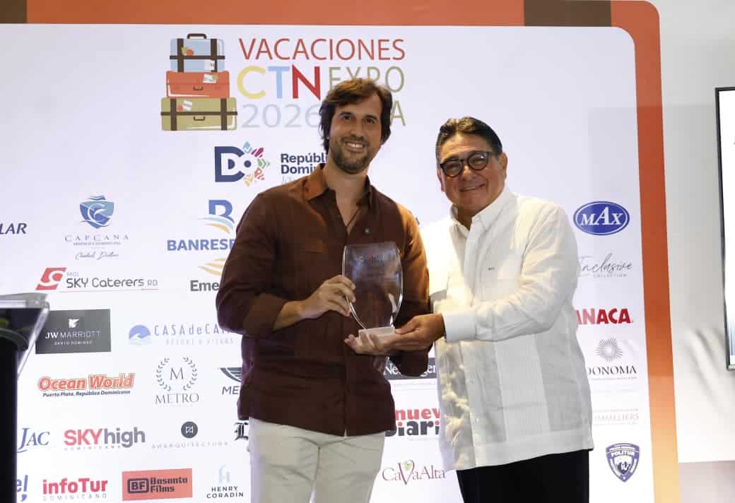 William Ramos al recibir su reconocimiento.