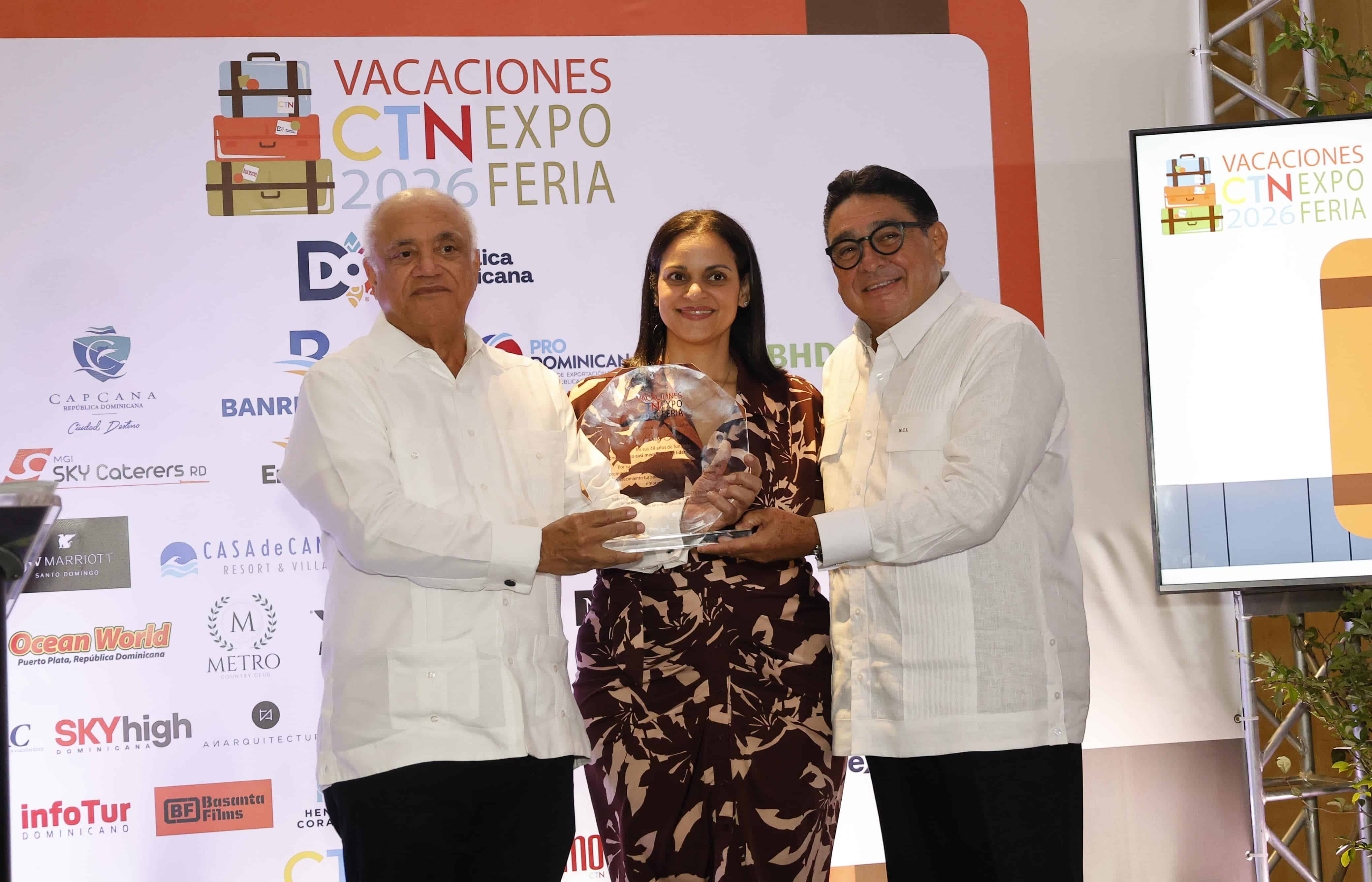 La familia fundadora de Emely Tours recibi&oacute; su reconocimiento.