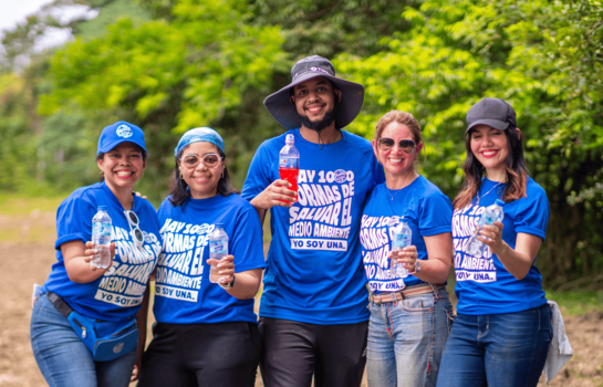 Planeta Azul Bebidas siembra 1,200 &aacute;rboles en la cuenca del r&iacute;o Haina