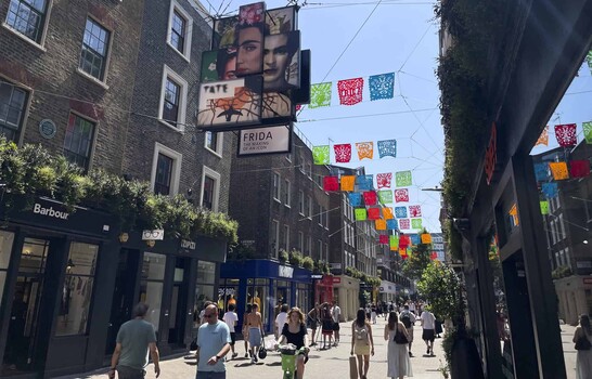 Londres inaugura &iexcl;Frida Ic&oacute;nica!, un mural al aire libre por el 119 aniversario de Kahlo
