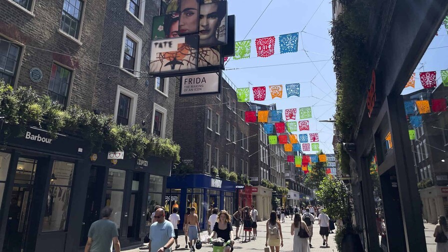 Londres inaugura &iexcl;Frida Ic&oacute;nica!, un mural al aire libre por el 119 aniversario de Kahlo