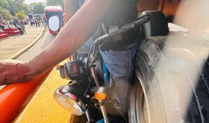Motorista intent&oacute; rebasar una patana y termin&oacute; atrapado entre el veh&iacute;culo y muro de elevado