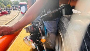 Motorista intent&oacute; rebasar una patana y termin&oacute; atrapado entre el veh&iacute;culo y muro de elevado