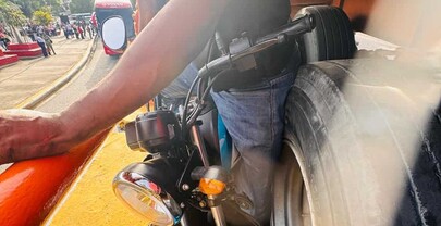 Motorista intent&oacute; rebasar una patana y termin&oacute; atrapado entre el veh&iacute;culo y muro de elevado