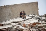 Madre excava entre las ruinas en busca de su hijo tras terremotos en Venezuela