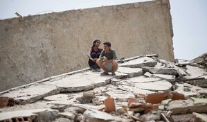 Madre excava entre las ruinas en busca de su hijo tras terremotos en Venezuela