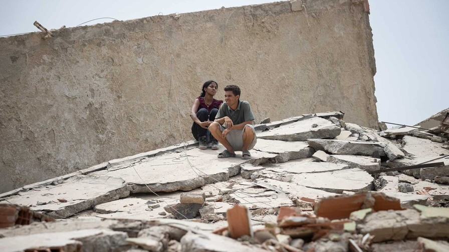 Madre excava entre las ruinas en busca de su hijo tras terremotos en Venezuela