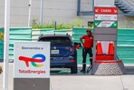 El Gobierno congela el precio de los principales combustibles y baja otros
