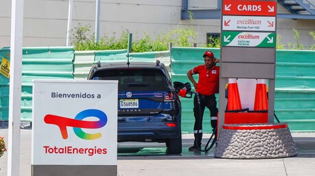 El Gobierno congela el precio de los principales combustibles y baja otros