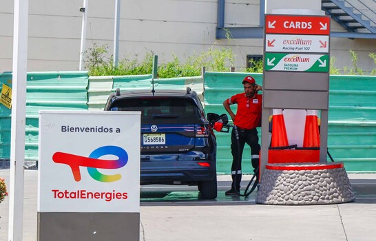 El Gobierno congela el precio de los principales combustibles y baja otros