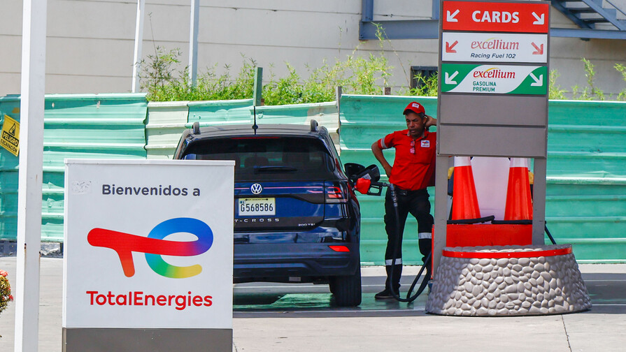 El Gobierno congela el precio de los principales combustibles y baja otros