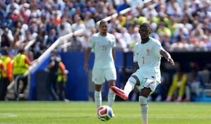 Triplete de Demb&eacute;l&eacute; asegura el liderato invicto de Francia ante Noruega en el grupo I