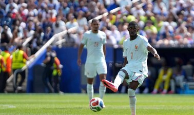 Triplete de Demb&eacute;l&eacute; asegura el liderato invicto de Francia ante Noruega en el grupo I