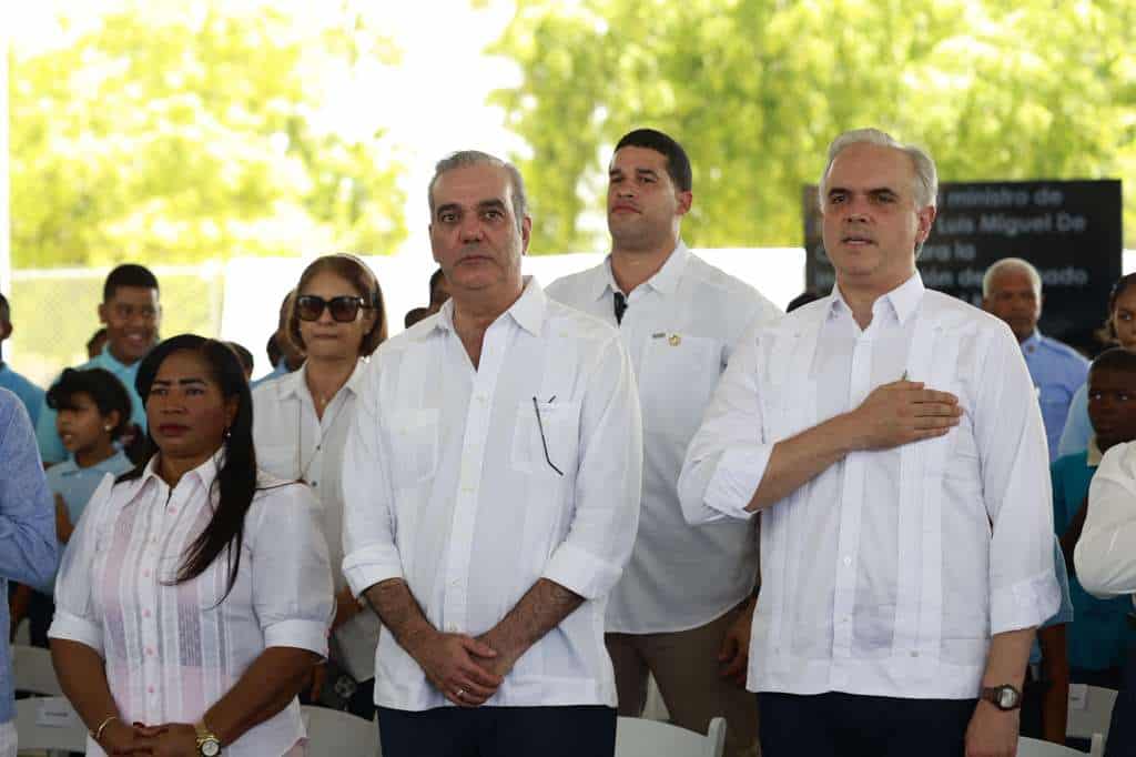 El presidente Luis Abinader (centro) y el ministro de Educaci&oacute;n Luis Miguel de Camps (derecha) durante la inauguraci&oacute;n del techado del centro educativo F&eacute;lix Mar&iacute;a del Monte, en el municipio Duverg&eacute;.