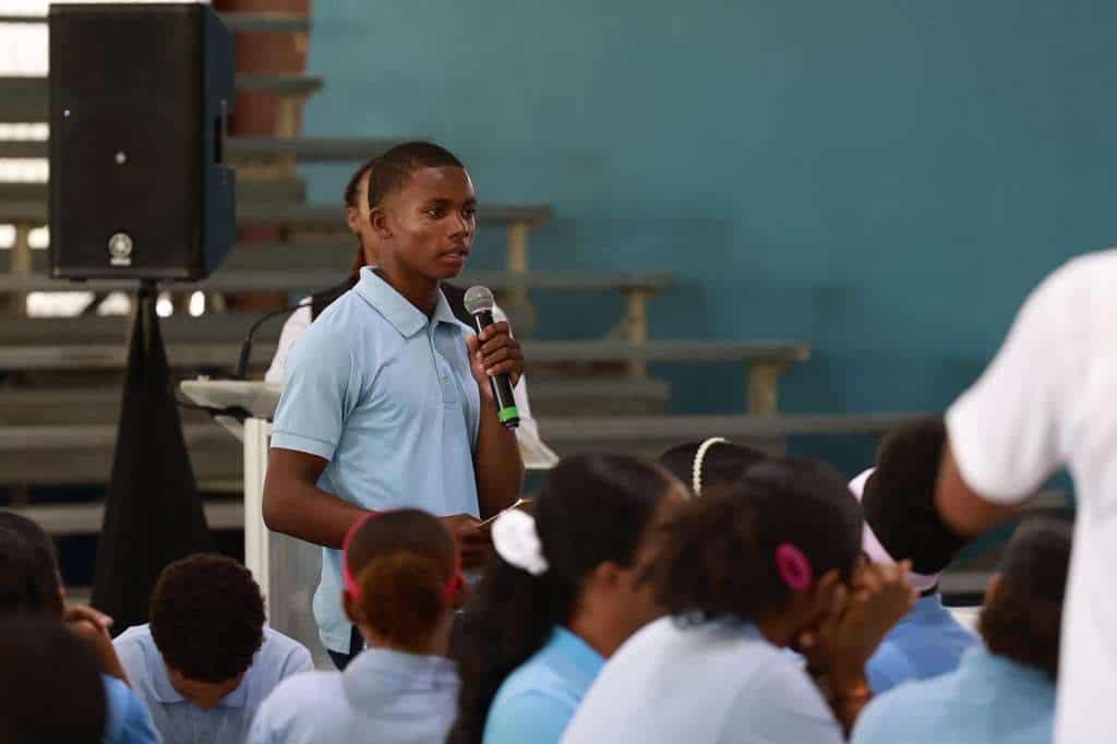 Estudiantes de Independencia exponen al presidente Luis Abinader las dificultades que enfrentan en sus centros educativos, como falta de aulas, espacios adecuados y problemas estructurales.
