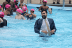 Alcalde de Nueva York inaugura el verano lanz&aacute;ndose vestido con un traje a una piscina p&uacute;blica