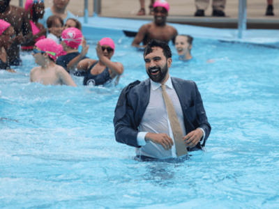 Zohran Mamdani inaugura el verano lanzándose a una piscina