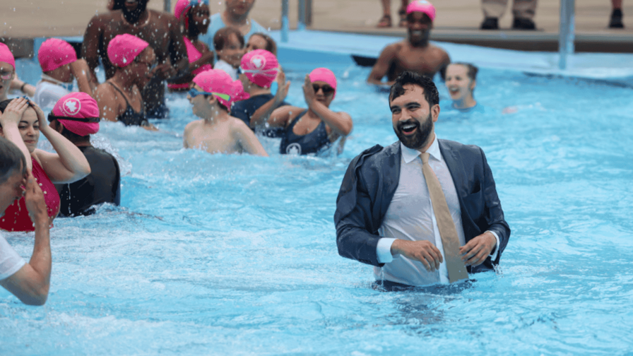 Alcalde de Nueva York inaugura el verano lanz&aacute;ndose vestido con un traje a una piscina p&uacute;blica