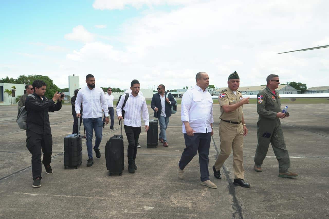 Integrantes de la misi&oacute;n dominicana parten hacia Venezuela desde la Base A&eacute;rea de San Isidro como parte de la Operaci&oacute;n Quisqueya Solidaria 2026 para asistir a ciudadanos afectados por los terremotos.