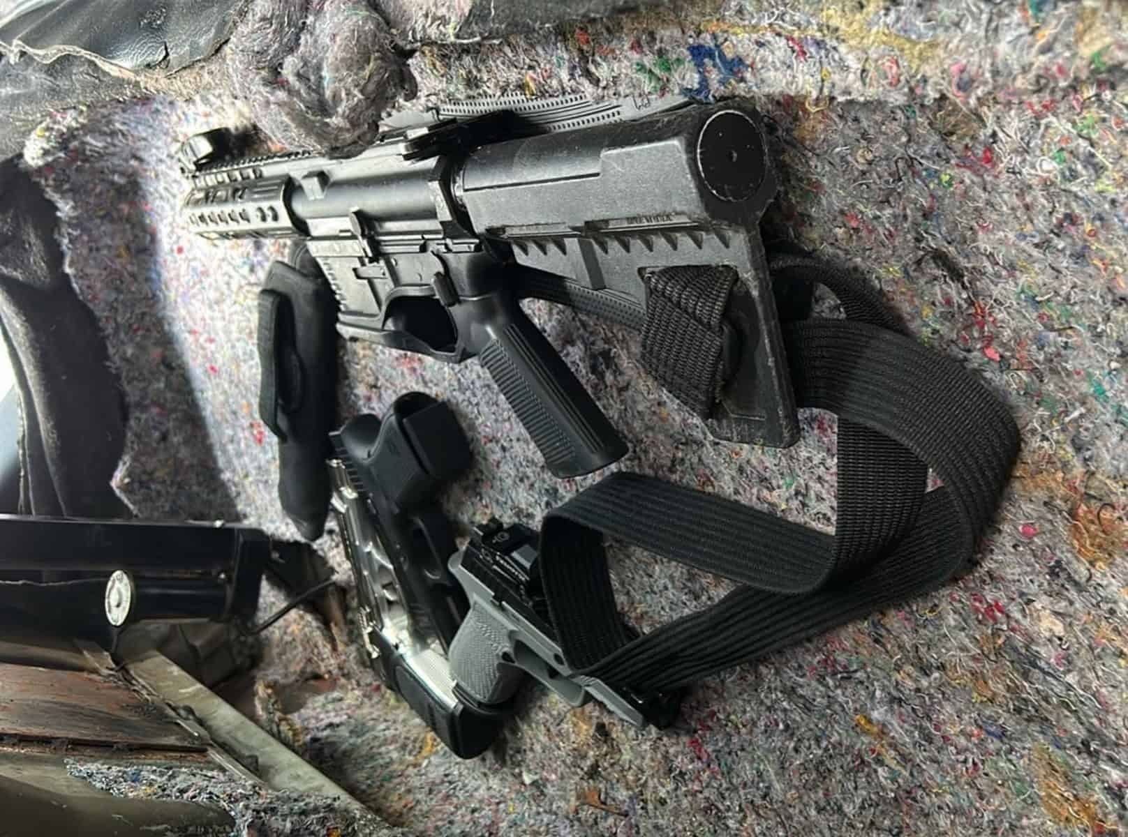 Las armas incautadas, entre ellas un fusil.