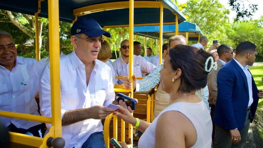 Presidente Abinader visita el Zoológico y el Jardín Botánico y anuncia que plantea nuevas mejoras