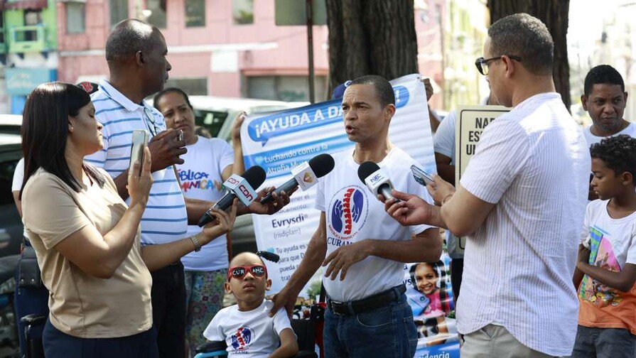 Familias de ni&ntilde;os con atrofia muscular espinal marchan por inclusi&oacute;n de medicamento en Alto Costo 