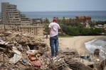 Un hombre y su hijo adolescente, rescatados casi cuatro d&iacute;as despu&eacute;s de los terremotos en Venezuela
