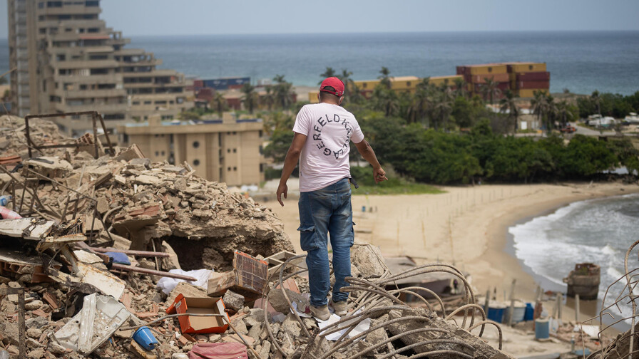 Un hombre y su hijo adolescente, rescatados casi cuatro d&iacute;as despu&eacute;s de los terremotos en Venezuela