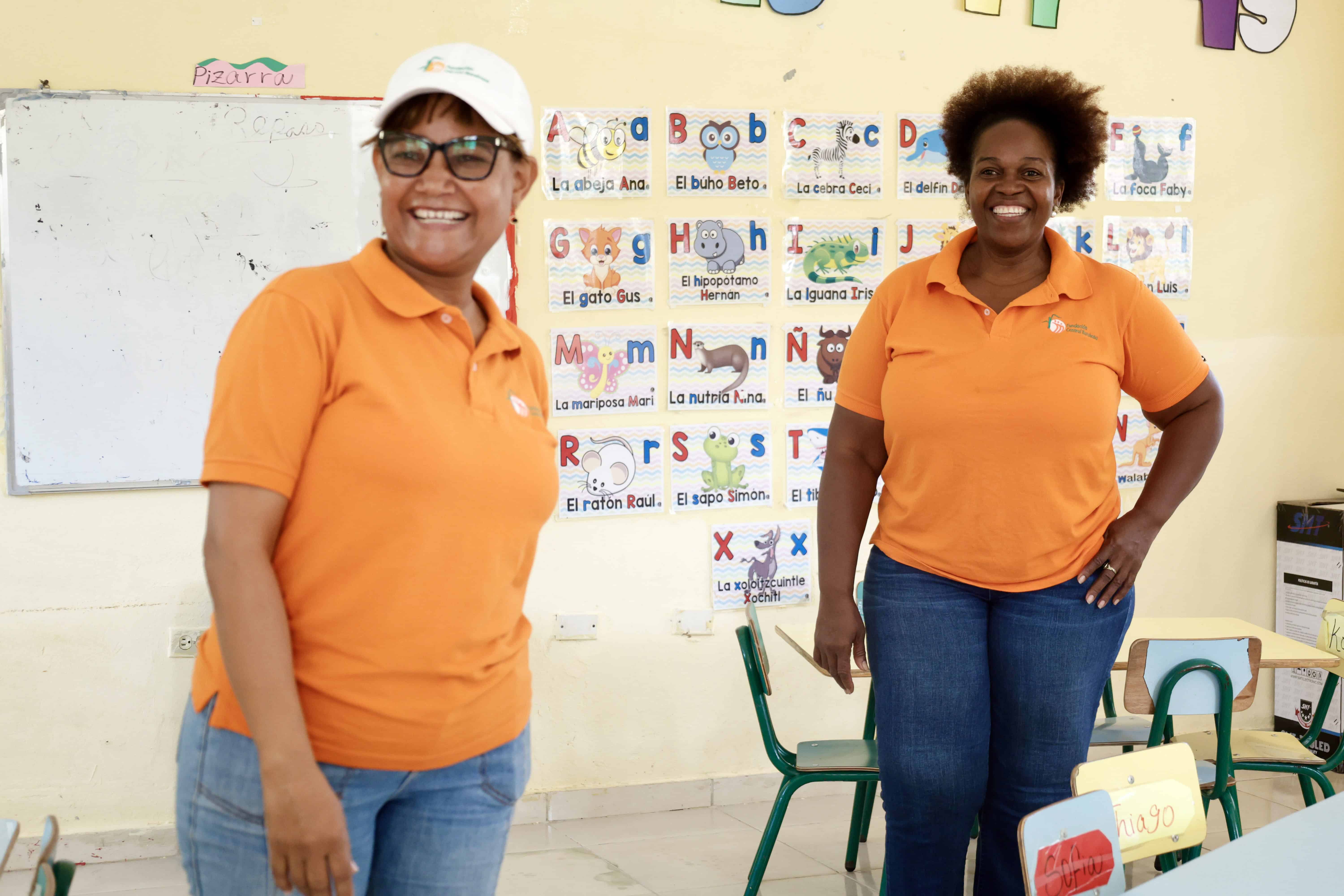 Altagracia Pérez Figueroa y Ramona Batista, docentes del Centro Educativo El Pinar, uno de los nueve centros donde dan clases de educación inicial de forma gratuita a niños entre los 3 y 5 años.