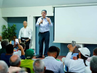 Leonel Fernández exige bajar gasolina en República Dominicana
