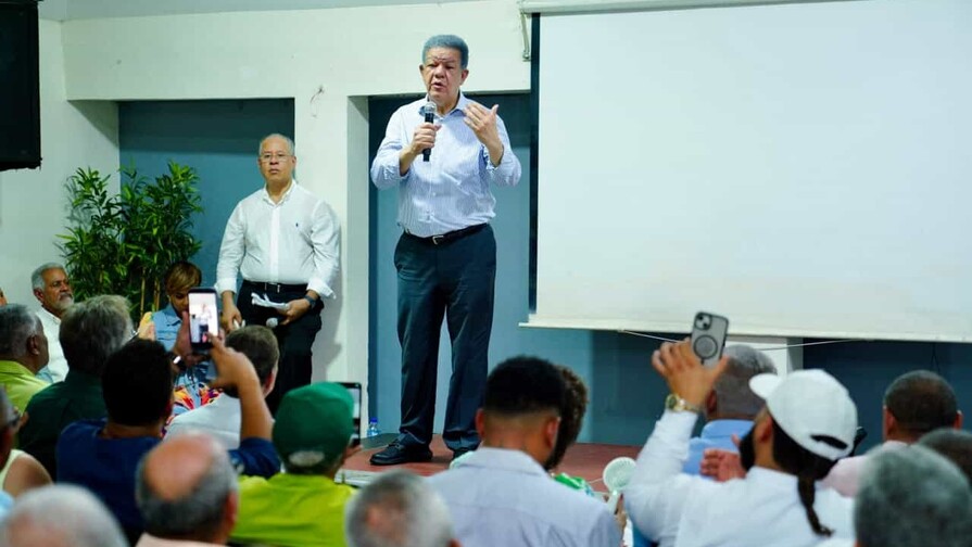 Leonel Fern&aacute;ndez exige al Gobierno bajar los combustibles por ca&iacute;da del petr&oacute;leo