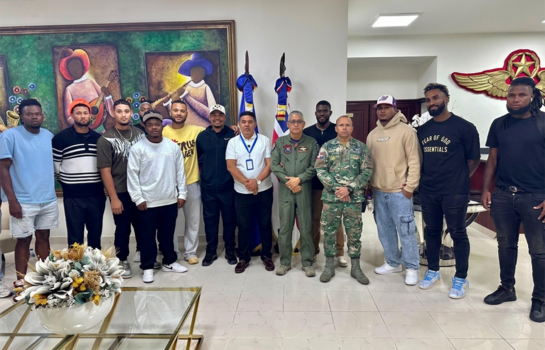 Llega al pa&iacute;s segundo grupo de peloteros dominicanos varados en Venezuela