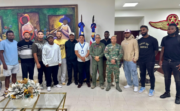 Llega al pa&iacute;s segundo grupo de peloteros dominicanos varados en Venezuela
