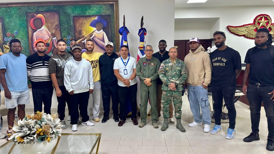 Llega al pa&iacute;s segundo grupo de peloteros dominicanos varados en Venezuela