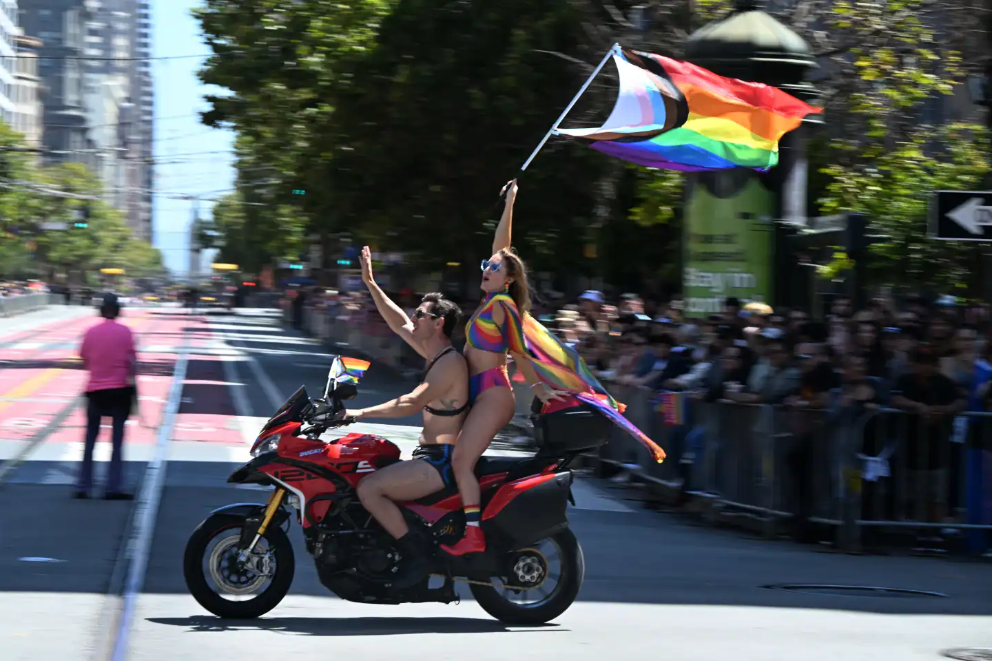 Personas asisten al desfile por el Mes del Orgullo LGBTQ+.