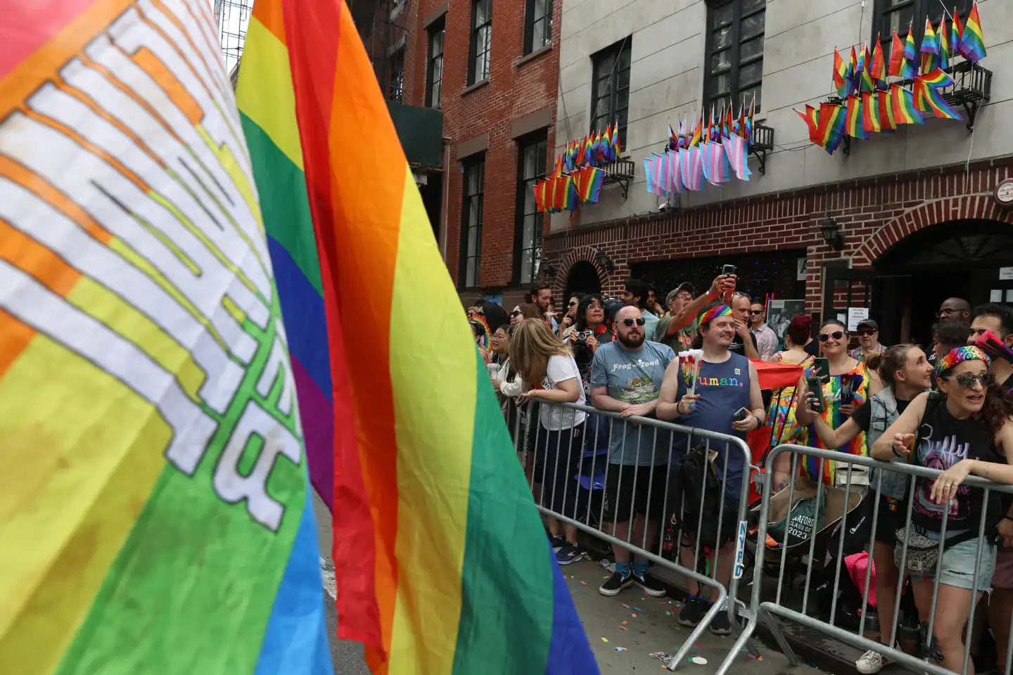 Personas asisten al desfile por el Mes del Orgullo LGBTQ+