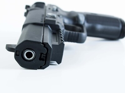 Policía ocupa pistola Five-seveN en Maimón: ¿por qué llama atención?