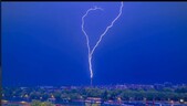 Un rayo impacta la Torre Eiffel y un fot&oacute;grafo capta el impresionante momento en video