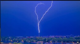 Un rayo impacta la Torre Eiffel y un fot&oacute;grafo capta el impresionante momento en video