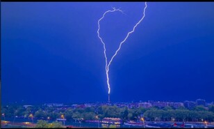 Un rayo impacta la Torre Eiffel y un fot&oacute;grafo capta el impresionante momento en video