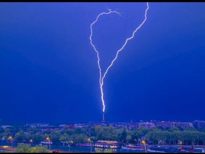 Rayo impacta Torre Eiffel durante tormenta en París