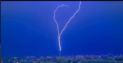 Un rayo impacta la Torre Eiffel y un fot&oacute;grafo capta el impresionante momento en video