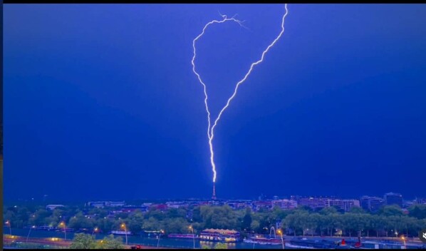 Un rayo impacta la Torre Eiffel y un fot&oacute;grafo capta el impresionante momento en video