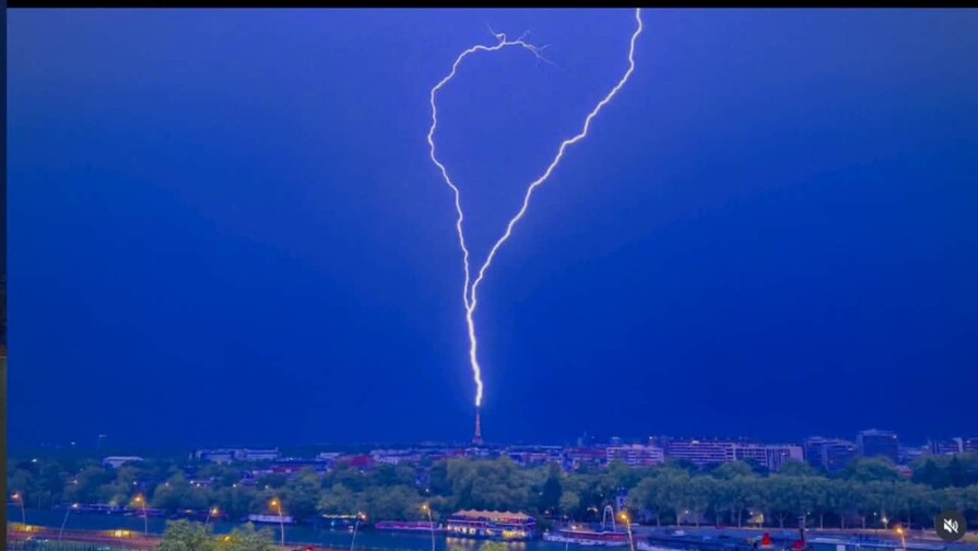 Un rayo impacta la Torre Eiffel y un fot&oacute;grafo capta el impresionante momento en video